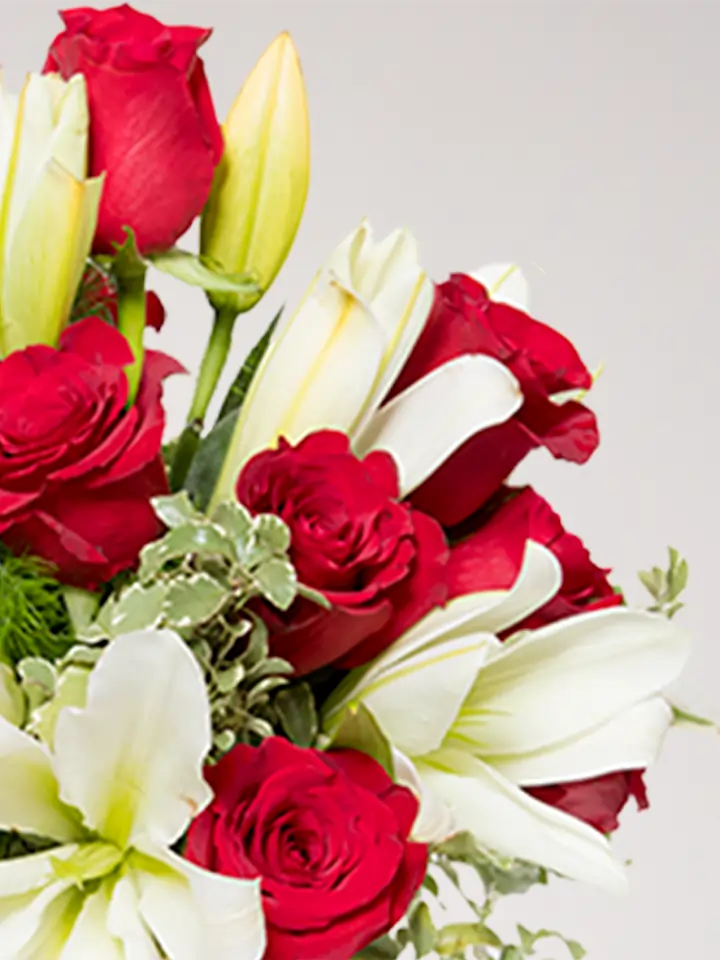 Bouquet gigli bianchi rose rosse dettagli